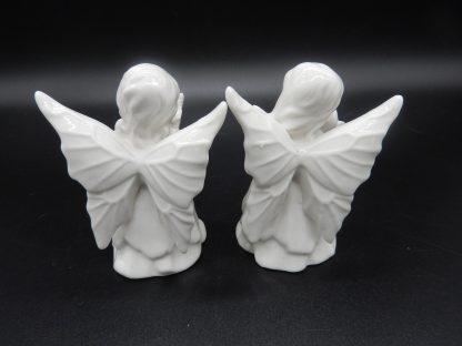Wit porseleinen engeltjes met bloemen en vleugels