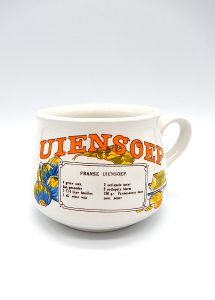 Vintage soepkom uiensoep met oranje letters en recept.