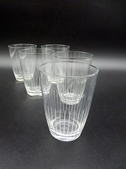 Glaasjes met graveerde strepen in glas