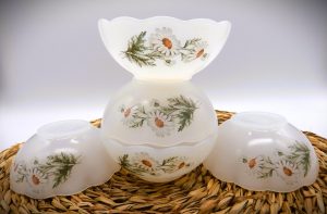 Vintage schaaltjes van opaalglas met geschulpte rand - Arcopal Marguerite