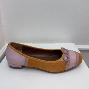 Leren ballerina met kleine hak, in oranje/roze