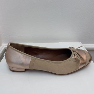 Leren ballerina met kleine hak, in goud rosé/zand