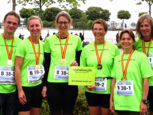 Dr. Christopher Weiß, Andrea Weiß, Sandra Staiger, Sabine Schumacher, Tina Rihm und Ingo Horst : die Marathon-Staffelläufer für alphabangla e.V.