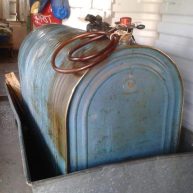 Einzelner Metalltank mit Auffangwanne Einzelner Metalltank mit Auffangwanne