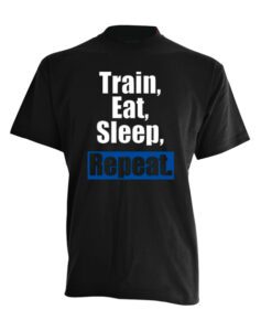 Train-Eat-Sleep-Repeat-hvidblaa-tee-sort