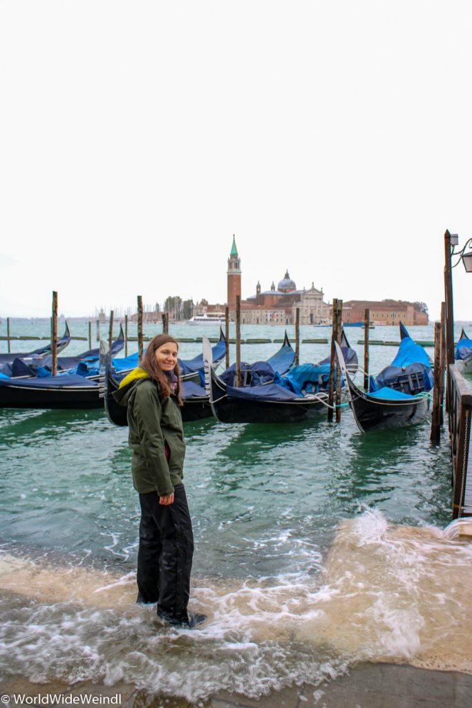 Venedig_Venezia-34_Gondeln mit Blick auf Nachbarinsel