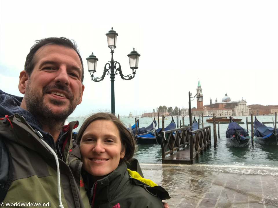 Venedig_Venezia-35_Gondeln mit Blick auf Nachbarinsel