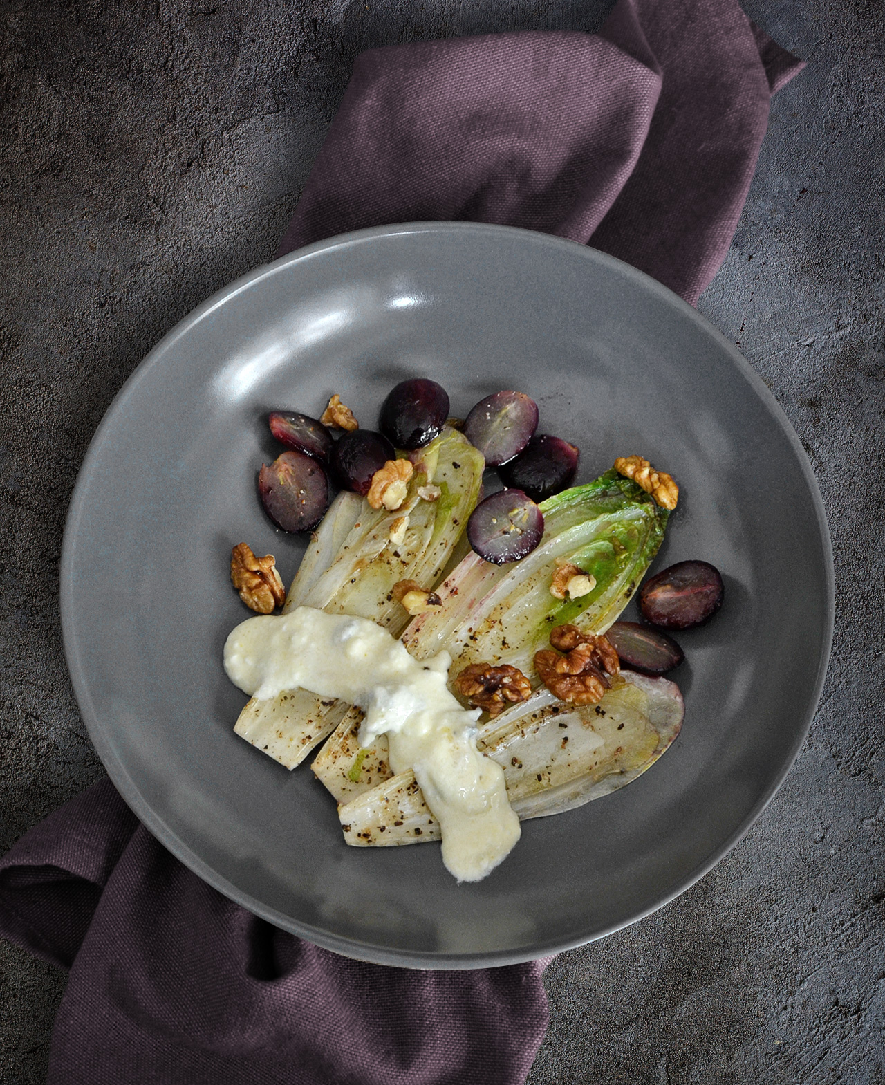 Gebratener Chicorée mit Gorgonzola-Soße, Walnüssen und Weintrauben ...