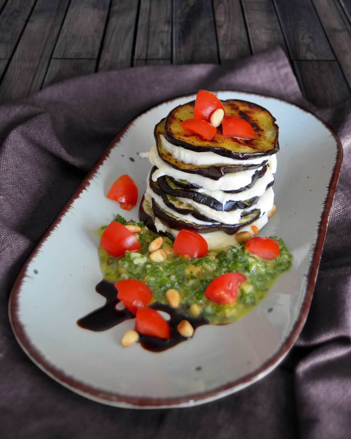 Aubergine-Mozzarella-Türmchen mit Petersilien-Pesto - Notizen aus der ...