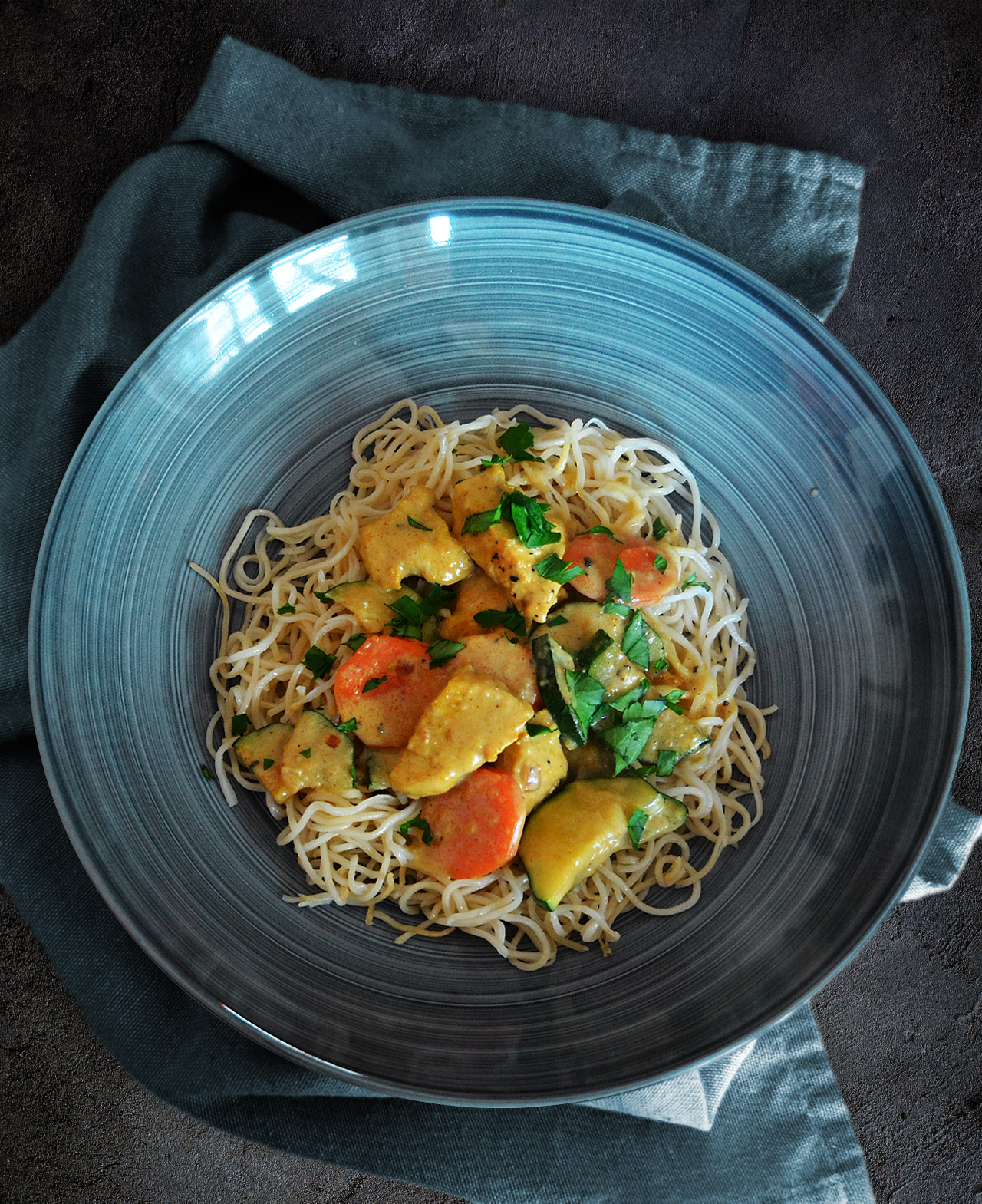 Hähnchenpfanne mit Gemüse und Kokos-Erdnuss-Soße zu Bratnudeln ...