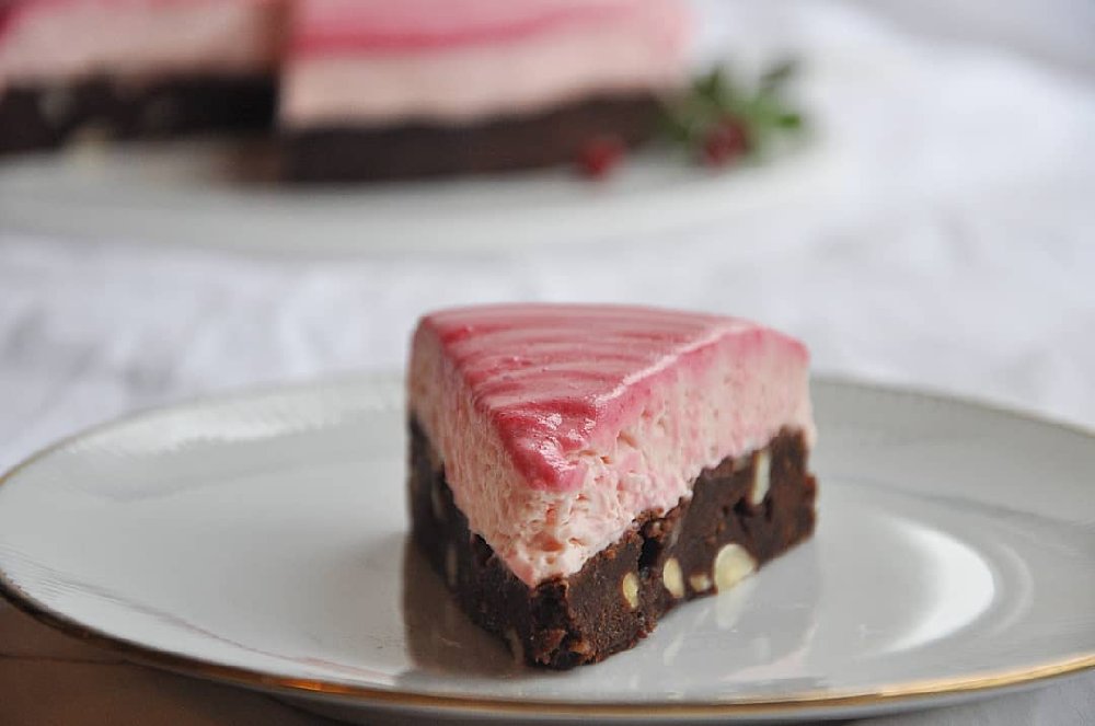 hallonmousse på nötbrowniebotten