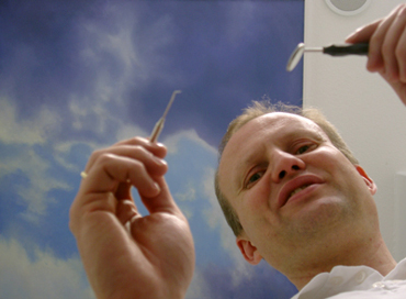 Wolken am Praxis-Himmel: Dr. Markus Fenger bietet seinen Patienten eine außergewöhnliche Aussicht.