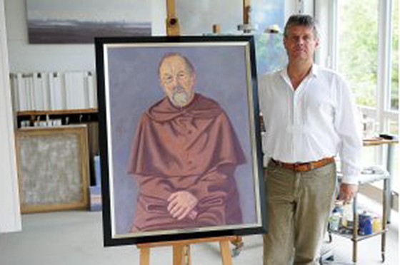 Der Künstler Hans Werner Thurmann aus Moers in seinem Atelier mit dem von ihm gemalten Portrait von Pater Georg vom Kloster Kamp