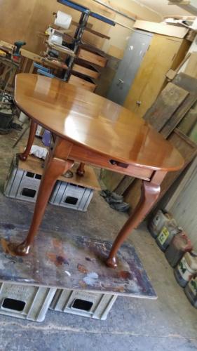 The finished Walnut dining table in all its glory