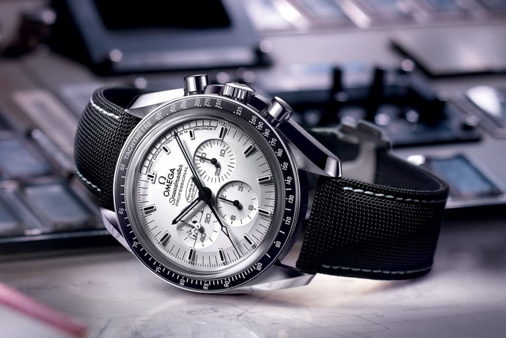 Omega-Speedmaster-Moonwatch-Professional-Silver-Snoopy-Award-Apollo-13-2