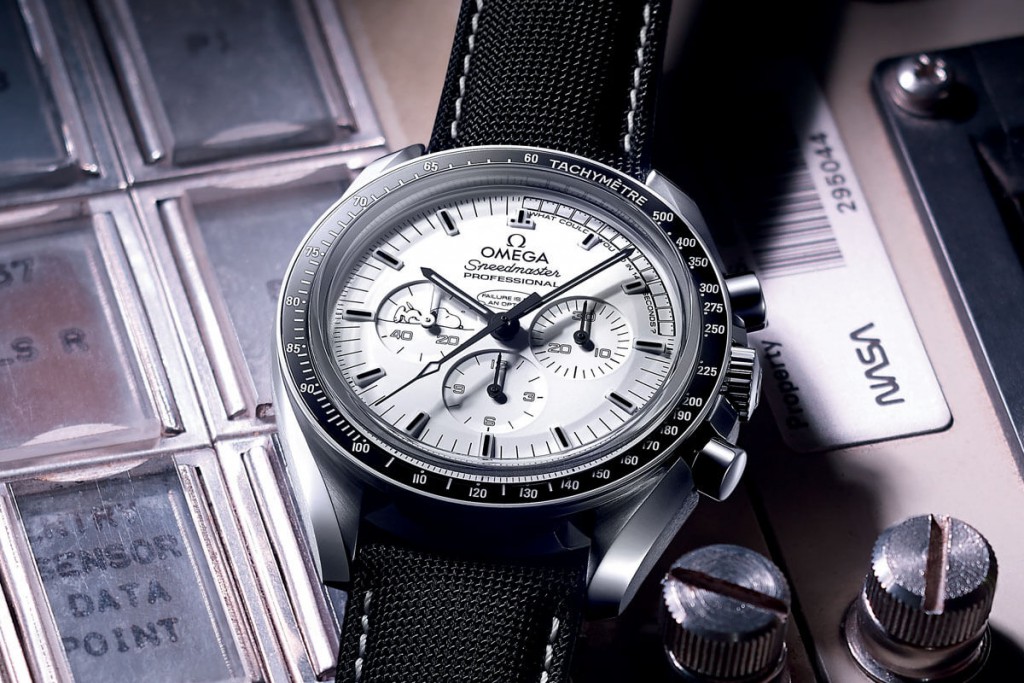 Omega-Speedmaster-Moonwatch-Professional-Silver-Snoopy-Award-Apollo-13-4