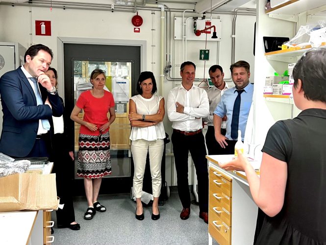 Federal Minister of Agriculture in Austria and delegation visit the WWSC labs at KTH