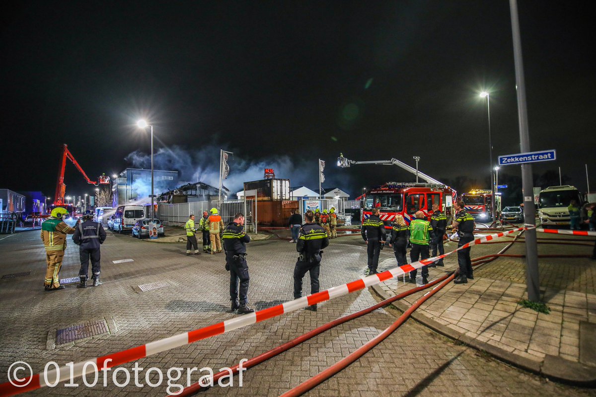Zeer grote brand verwoest kringloopwinkel in Hoek van Holland 010fotograaf Zeer grote brand verwoest kringloopwinkel in Hoek van Holland 010fotograaf
