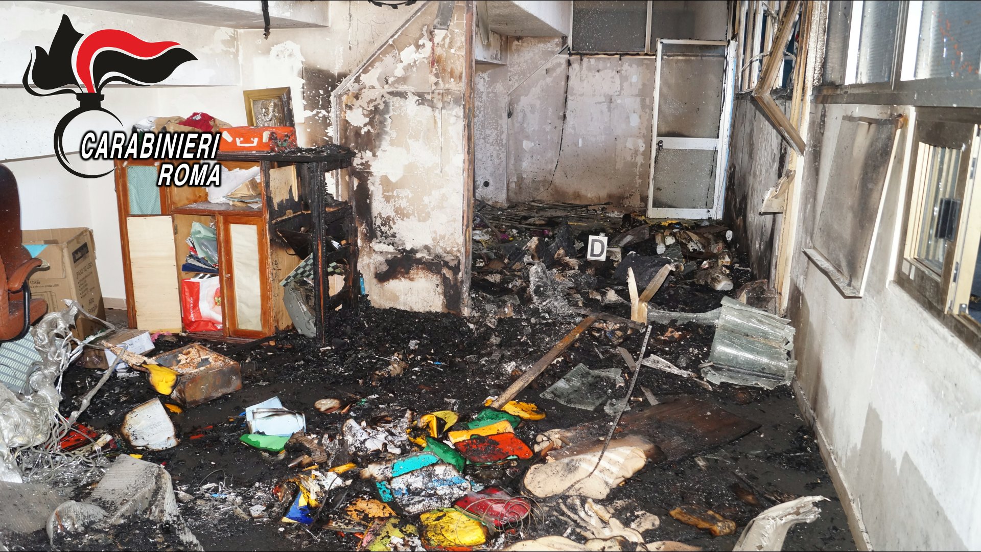 CIVITAVECCHIA - I danni provocati dall'incendio all'interno dei locali scolastici (1)