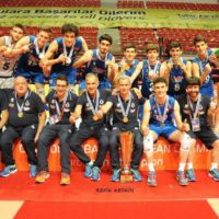 Bruno Morganti insieme ai suoi ragazzi e il trofeo appena ricevuto per la vittoria del titolo di campioni d’Europa Under 17 - 2017