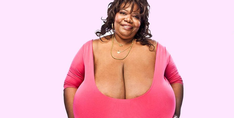 När man pratar om bröst, oavsett om man är man eller kvinna, är det i princip omöjligt att diskutera ämnet utan att komma in på storlekar. Och om du tycket ett par dubbel-D är stora så kanske vi inte ens ska nämna de största naturliga bröst som mätts upp. Annie Hawkins-Turner har BH-storleken 102ZZZ och vardera bröst väger strax över 25 kg. Snacka om ryggproblem. Storleken är skriven i amerikansk standard, eftersom så stor inte ens finns i europeisk standard.