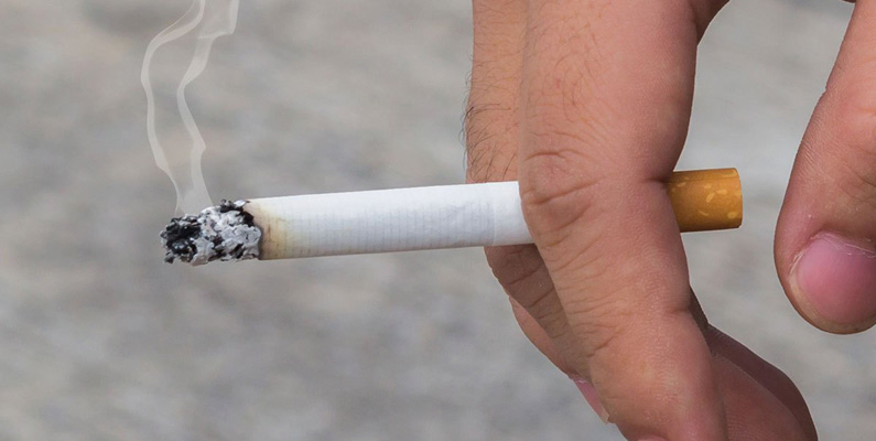 Bara i USA dör cirka 50 000 människor i andrahandsrökning årligen. Det är en ganska stor siffra, och kanske något alla rökare vid busskurerna bör tänka på.