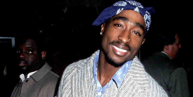 Rapparen Tupac (på bilden nedanför), som blev ihjälskjuten 1996, hade som önskan att hans aska efter kremeringen skulle blandas ut med marijuana och rökas av bandmedlemmarna. Sagt och gjort, enligt de själva.