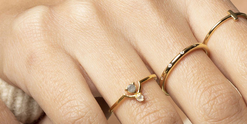 Har du en guldring på dig nu? Bara genom att du bär ringen på ditt finger så tappar du 6 milligram guld från den varje år.