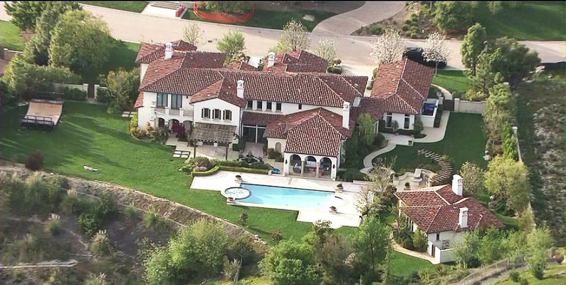 För tillfället bor han i superstjärnan Britney Spears före detta hus i Los Angeles. Åtminstone i skrivande stund när denna artikel skrevs.