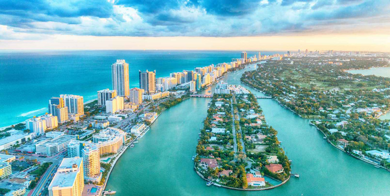 Miami har över 800 parker, och är den enda stad som delar gränsen till två nationalparker, Biscayne National Park och Everglades National Park.