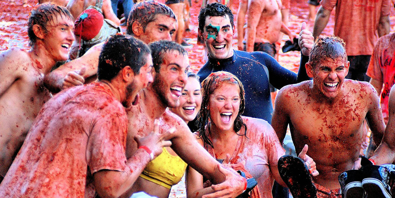 Varje år så hålls det ett tomatkrig i den spanska staden Buñol. ”La tomatina” som festivalen kallas, äger rum den sista onsdagen i augusti varje år sedan 1945. Man räknar med att det går åt ungefär 140 ton tomater varje år. Så om du vill delta i världens största matkrig så vet du nu vart du ska resa nånstans.