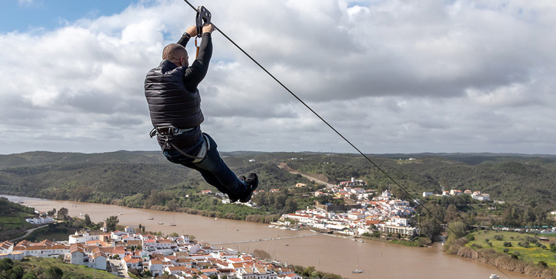 Det finns en linbana – eller en så kallad ”zipline” – som förbinder Spanien och Portugal. Den är 720 meter lång och tar bara cirka en minut att åka.