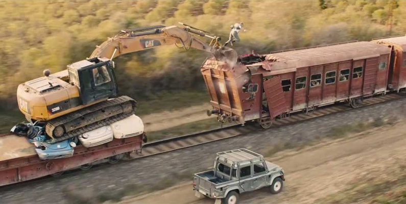 Slagsmålsscenen på tågtaket i James Bond-filmen Skyfall (2012) spelades faktiskt in på ett riktigt rullande tåg. Daniel Craig gjorde scenen på egen hand, utan dubbelgångare eller stuntman. Bilden nedanför är på tågscenen från filmen.