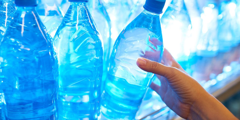 Människan dricker i snitt 1 000 liter vatten årligen, vilket blir ett genomsnitt på 2,7 liter per dag.