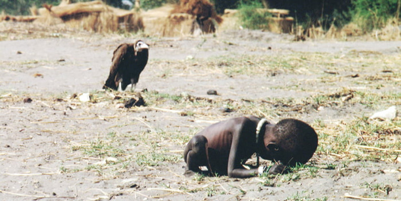 Anledningen till att fotografen Kevin Carter väntade i 20 minuter innan han tog sitt kontroversiella Pulitzerprisbelönta foto av det svältande sudanesiska barnet är att han väntade på att gamen skulle öppna sina vingar. Gamen gjorde dock aldrig detta, så han tog till slut bilden ändå. Gissningsvis fick dock Carter antagligen dåligt samvete efteråt, då han begick självmord tre månader efter. En bild på det prisbelönta fotot ser du nedanför.