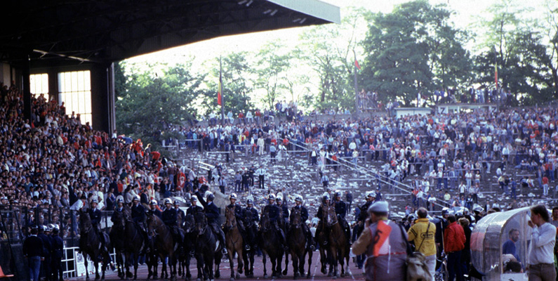 Den 29 maj 1985 utbryter en av de blodigaste läktarbråken i fotbollens historia. 39 människor dödas under läktarbråk mellan fotbollssupportrar till Liverpool FC och Juventus FC på Heyselstadion i Bryssel inför Europacupfinalen i fotboll.