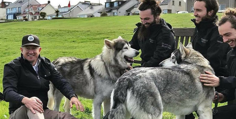Under säsong ett av HBO:s framgångssaga Game of Thrones spelades de förfärliga vargarna av en relativt ny hundras, känd som Northern Inuit Dog. Bilden nedanför är från inspelningen av serien med "vargarna".