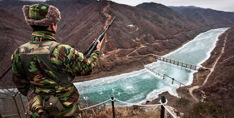 Som en oavsiktlig bieffekt av den koreanska demilitariserade zonen har ett naturreservat skapats som nu fungerar som en värdefull livsmiljö för många hotade arter, såsom den koreanska tigern och den japanska tranan. Något ont kan med andra ord föra något gott med sig.