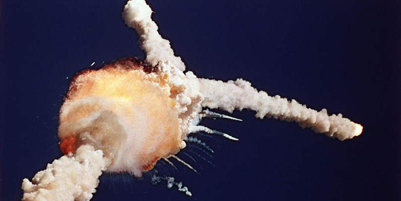 Den amerikanska rymdfärjan Challenger exploderar strax efter uppskjutning och hela besättningen, bestående av sju personer, omkommer. Challenger var den andra av den amerikanska rymdflygstyrelsen Nasas rymdfärjor som togs i bruk, efter Columbia. Dess jungfruresa skedde den 4 april 1983. Challenger hann göra nio uppdrag innan den exploderade under uppskjutningen den 28 januari 1986.