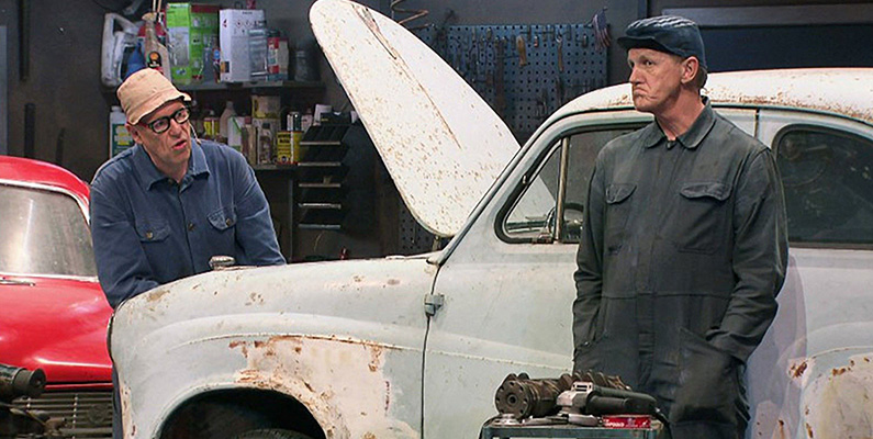 Galenskaparna & After Shaves hyllade TV-serie Macken visas i TV för första gången den 22 augusti 1986. Macken ägs av Roy (Anders Eriksson) och Roger (Jan Rippe). Återkommande figurer var en försynt beige man (Claes Eriksson) som i varje avsnitt kom till macken i sin blåa Volvo 240 men aldrig vågade framföra sitt ärende samt en påstridig herre (Peter Rangmar) som letade efter sin vita Opel, som man lyckats slarva bort. Varje avsnitt avslutades med Roys replik: "Hej då, macken! Vi ses i môrr'n".