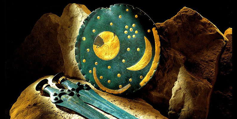 Redan 1999 snubblade några amatörskattjägare med bara en metalldetektor på något strax utanför staden Nebra, Tyskland. Ungefär lika stor som en stor tallrik är Nebra Sky Disc täckt av bladguldsymboler som utgör en himmelsscen inklusive solen, en halvmåne och några stjärnor.

Skivan går tillbaka till omkring år 1600 f.Kr. och den är gjord av brons. Även om skivan har fått en del skada har de som har studerat den kommit fram till att det förmodligen är en representation av himlen som kan ha varit en del av systemet för att förstå planterings- och skördetider, eller någon form av astronomisk klockdel. Stjärnorna på skivan är arrangerade i form av Plejadernas stjärnbild. Stjärnbilden skulle ha varit synlig för människor i Mesopotamien under hösten, vilket skulle ha varit en skördetid. En bild på Nebra Sky Disc finner du nedanför.