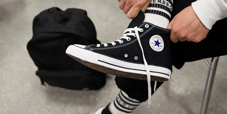 Converses berömda Chuck Taylors All-Star sneakers (som du finner på bilden nedanför) tillverkades i USA tills företaget gick i konkurs under år 2001. Efter att Nike köpte upp konkursbot 2003 flyttade de all tillverkning utomlands till Asien.