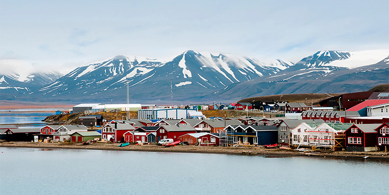 Nordpolens närmaste bosättning är Longyearbyen, som ligger på norska Svalbard.