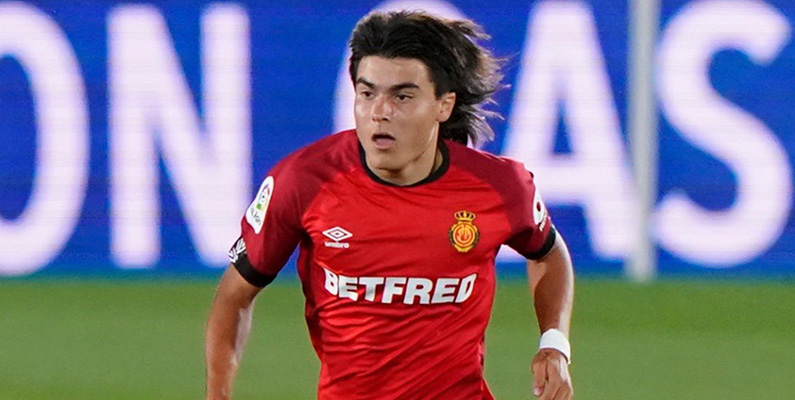 Från och med 2024 är den spanska ynglingen Lamine Yamal en av La Ligas mest omtalade stjärnor, främst för att han bara är 16 år gammal. Överraskande nog är han dock inte den yngsta spelaren att ha spelat i ligan; Luka Romero (bilden) från Argentina är nämligen det. Romero debuterade när han var 15 år och 7 månader gammal, vilket gjorde honom till den yngste La Liga-spelaren i historien. Han debuterade för Mallorca men spelar idag för italienska AC Milan.