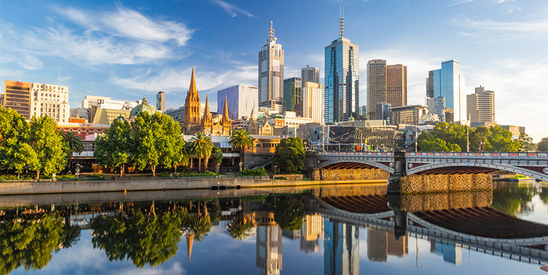 En intressant fakta om Melbourne är att staden har vunnit utmärkelsen "The World's Most Livable City" (världens mest beboeliga stad) flera gånger enligt The Economist Intelligence Unit's Global Livability Index. Melbourne har konsekvent rankats högt för faktorer som stabilitet, hälso- och sjukvård, kultur, utbildning och infrastruktur. Det är en stad som uppskattas för sin mångfald, livliga kulturscen och utmärkta livskvalitet. Med detta i åtanke är det kanske inte så konstigt att så många svenskar har bosatt sig i storstaden.