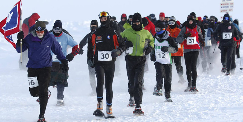 North Pole Marathon är en verklig händelse som äger rum varje år, hur bisarrt det än kan låta. Det är en extrem utmaning där deltagarna springer en full maraton (42,195 kilometer) på isen vid Nordpolen. Tävlingen lockar löpare från hela världen för att delta i denna unika och utmanande upplevelse.

Men om du har tänkt att deltaga i North Pole Marathon gäller det att ha gott om pengar - anmälningsavgiften ligger nämligen på hisnande 15 500 dollar (cirka 170 000 svenska kronor mätt i dagens kurs). I anmälningsavgiften ingår dock kostnaderna för logi på Grönland, flyg till Nordpolscampen och helikopterflygningar i regionen. Eftersom temperaturen vid regionen är extremt kall, måste deltagarna klä sig i många lager av termiska och vindtäta kläder för att hålla sig varma under loppet. Det är verkligen en av de mest extrema maratonloppen som finns.