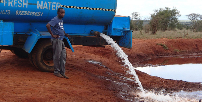 Hjälten och djurvännen Patrick Kilonzo Mwalua körde dagligen ut tusentals liter vatten till törstiga djur under tider av torka i Kenya.
