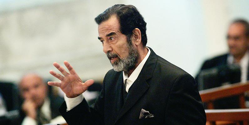 Dagen innan USA började bomba Bagdad stal Iraks dåvarande diktator Saddam Hussain nästan 1 miljard dollar från Iraks centralbank. Detta anses vara det största bankrånet i historien. Det mesta av pengarna återfanns dock från väggarna i ett av hans palats.