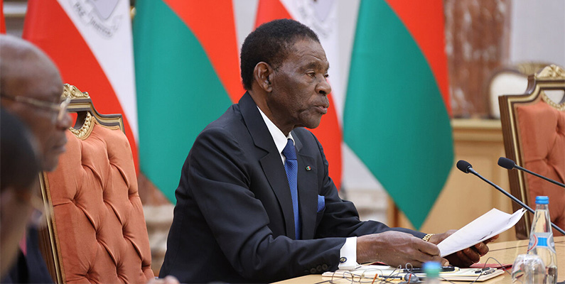 I början av 2003 utfärdade presidenten i Ekvatorialguinea, Teodoro Obiang Nguema Mbasogo (bilden nedanför), en order som placerade hela landets oljeinkomster under hans personliga kontroll. Detta gav honom stor makt över nationens finanser och ökade möjligheterna till missbruk av offentliga medel. Det har också rapporterats om omfattande nepotism och att presidenten har gynnat sina familjemedlemmar genom att ge dem viktiga positioner och affärsmöjligheter.