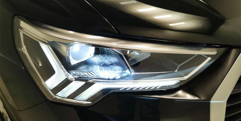 Audi är känd för sin innovativa belysningsteknologi, och de var en av de första biltillverkarna att introducera LED-strålkastare i sina fordon. LED-strålkastare erbjuder förbättrad synlighet och energieffektivitet jämfört med traditionella glödlampor eller xenonljus.

Utöver LED-strålkastare har biltillverkaren även varit pionjärer när det gäller Matrix LED-strålkastare. Dessa strålkastare använder avancerade sensorer och kameror för att automatiskt justera ljusets fördelning och undvika att blända andra förare, samtidigt som de ger optimal belysning för föraren.